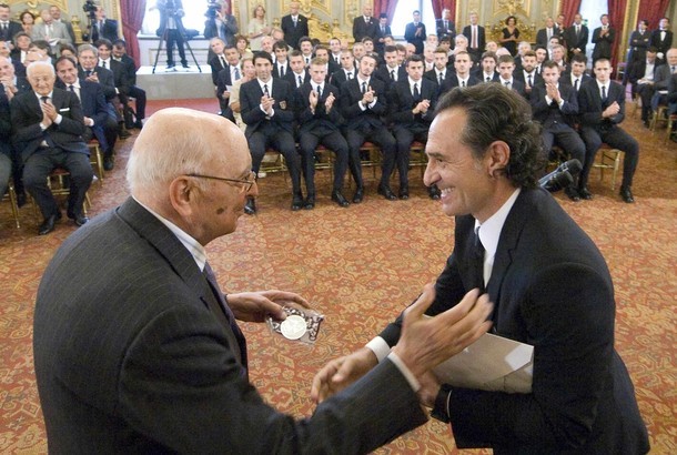 Thầy trò Cesare Prandelli được Tổng thống Giorgio Napolitano tiếp đón ngay sau khi về đến Roma.